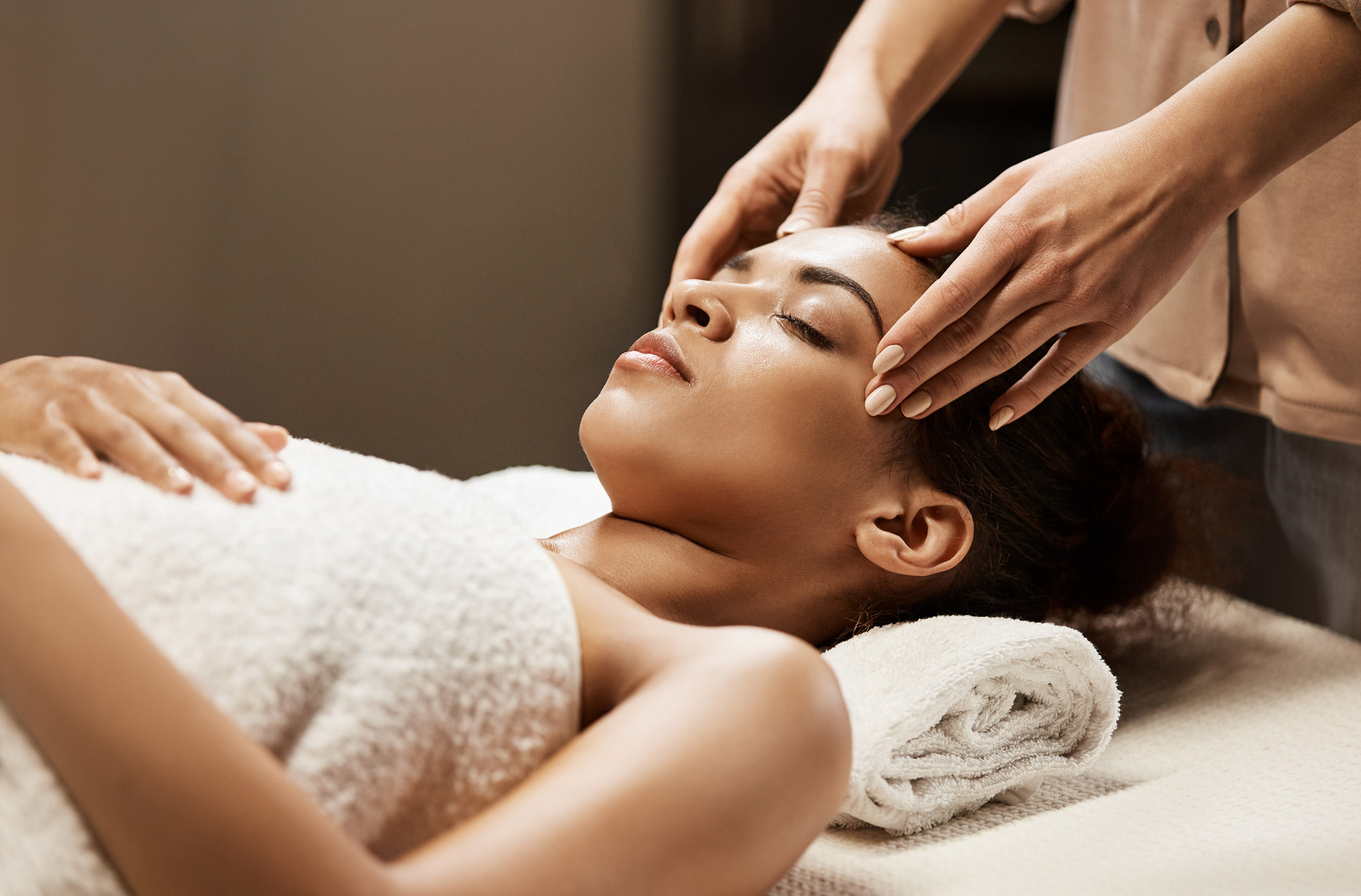 Frau auf Liege bei thailändischer Massage in Graz